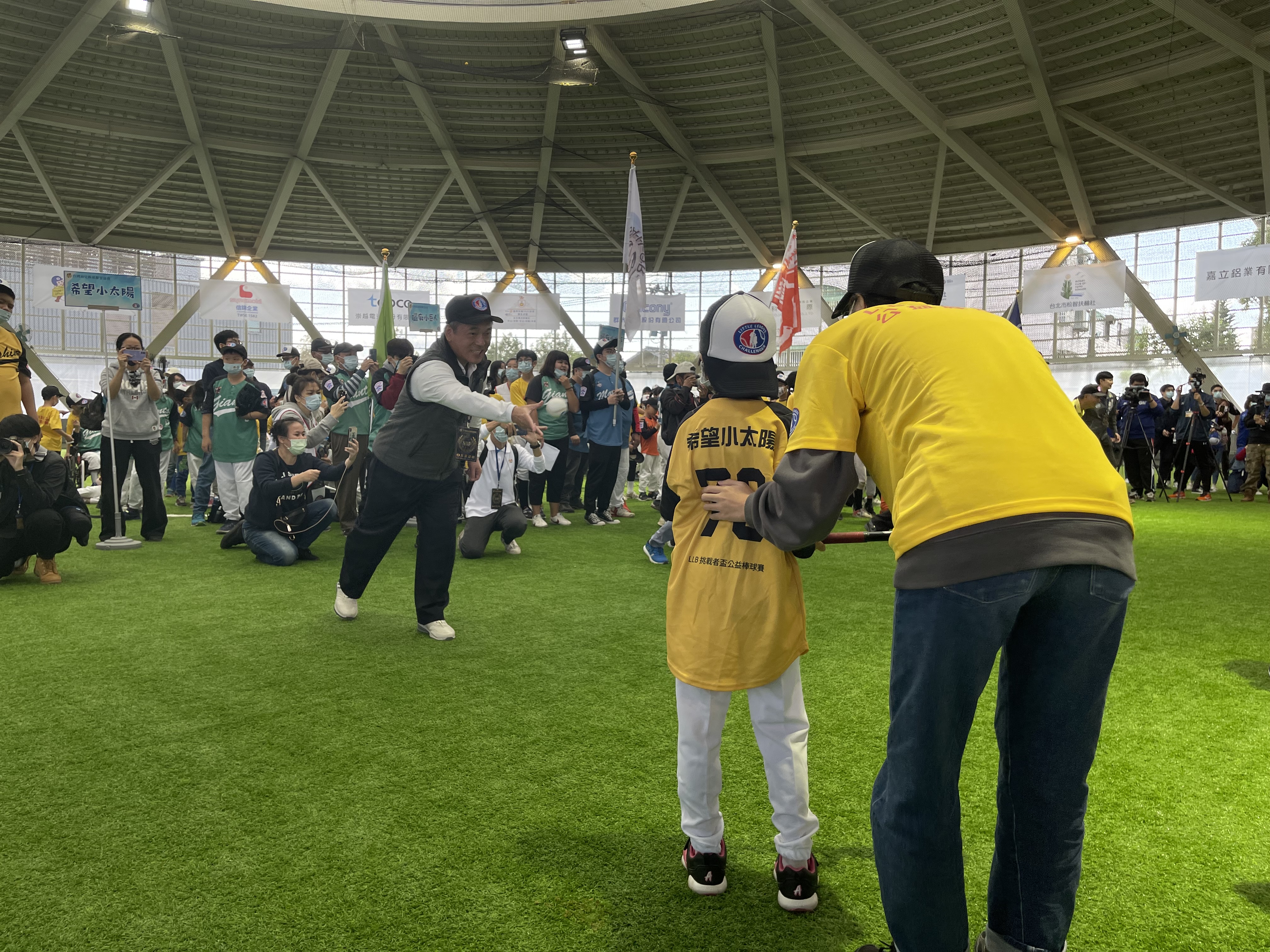 潘振成董事長帶領同仁們參加LLB挑戰者盃身障兒童棒球賽。